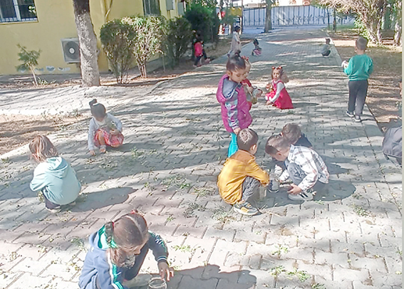 MİNİK ELLER DOĞAYI KAVANOZDA KEŞFETTİ