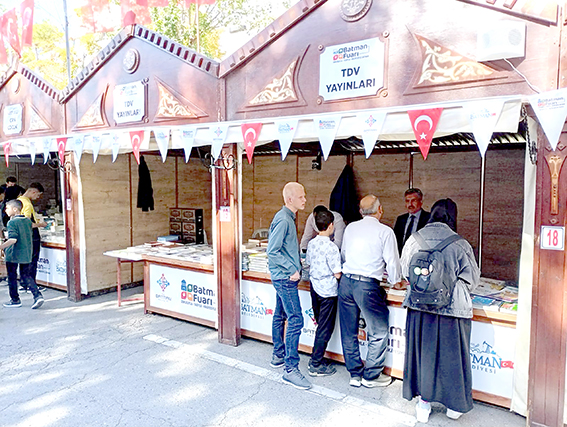 TDV YAYINLARI FUARDA OKURLARLA BULUŞTU