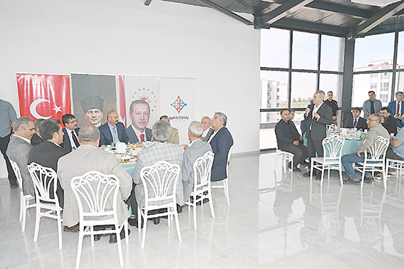 MUHTARLAR YEMEKTE AĞIRLANDI