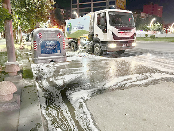 VİNÇLİ ÇÖP KONTEYNERLERİ DEZENFEKTE EDİLİYOR