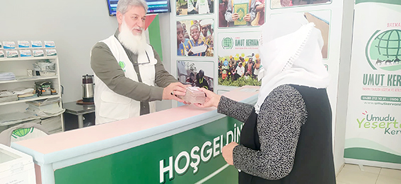 YAŞLI TEYZEDEN GAZZE’YE ANLAMLI DESTEK