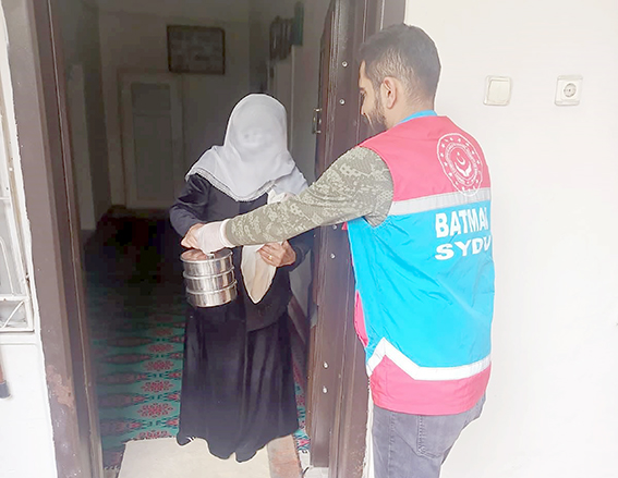 6 AŞEVİ HER GÜN BİNLERCE VATANDAŞA SICAK YEMEK ULAŞTIRIYOR