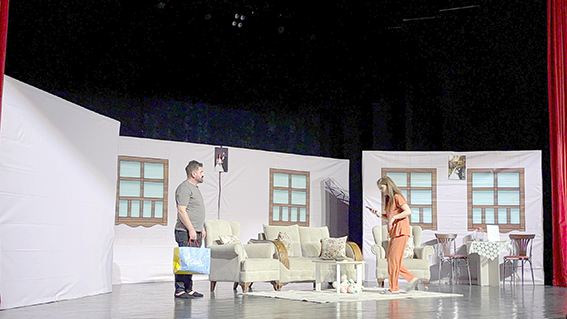 TİYATROSEVERLER ‘ARAMIZDAKİ DUVARLARI’ HEYECANLA İZLEDİ