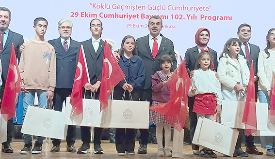 AZRA’YA ÖDÜLÜNÜ İKİ BAKAN TAKDİM ETTİ!