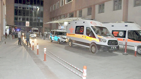 İNŞAATTA BETON KALIBI ÇÖKTÜ: 1 ÖLÜ, 2 YARALI