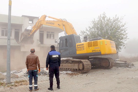 KAÇAK YAPILARIN YIKIMINA DEVAM EDİYOR
