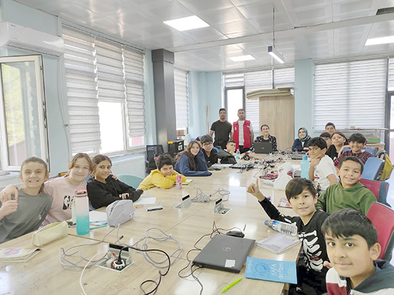 KEVSER YÖRÜK DENEYAP ATÖLYESİNDEYDİ