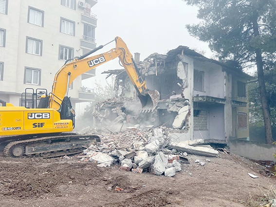 METRUK YAPILAR YIKILDI, KENT DAHA GÜVENLİ HALE GELİYOR