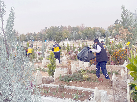 12 PERSONELLE MEZARLIKLAR TEMİZLENDİ