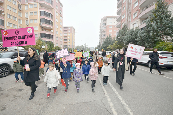 MİNİK ÖĞRENCİLERDEN DÜNYA ÇOCUK HAKLARI GÜNÜ YÜRÜYÜŞÜ