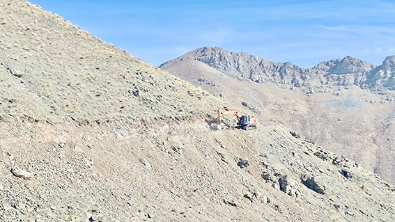 ÜÇ KÖYDE YOL ÇALIŞMALARI SÜRATLE DEVAM EDİYOR