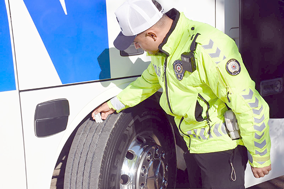 TİCARİ ARAÇLARDA KIŞ LASTİĞİ DENETİMLERİ BAŞLADI
