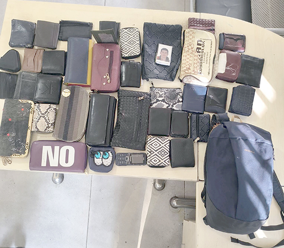 UNUTULAN EŞYALAR SAHİPLERİNİ BEKLİYOR