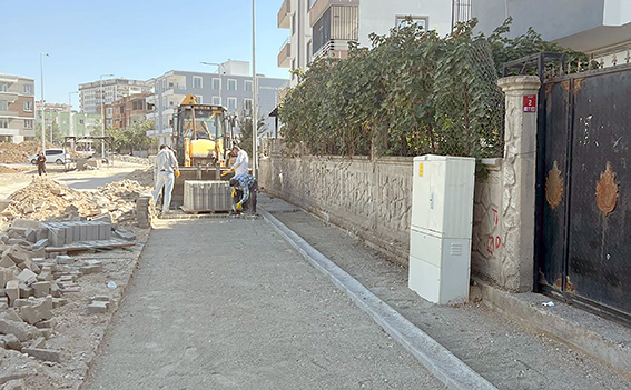 YOL VE KALDIRIMLAR YENİLENİYOR