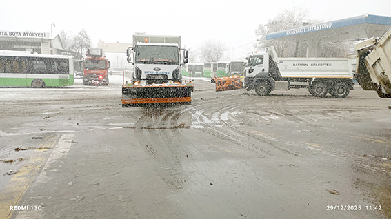 BELEDİYE KAR KÜREME ARAÇLARIYLA SAHADA