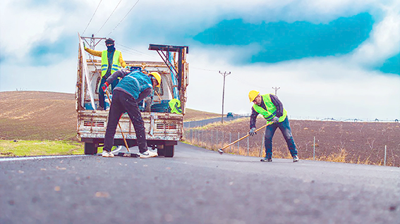 KÖY YOLLARINDA TRAFİK GÜVENLİĞİ ARTIRILDI