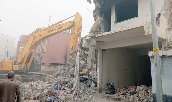 METRUK YAPILAR YIKILDI, KENT DAHA GÜVENLİ HALE GELİYOR