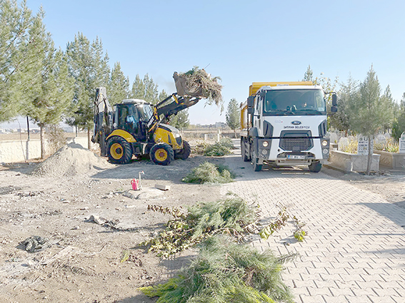 MEZARLIKLARDA PARKE ONARIMI VE AĞAÇ BUDAMA ÇALIŞMALARI BAŞLADI
