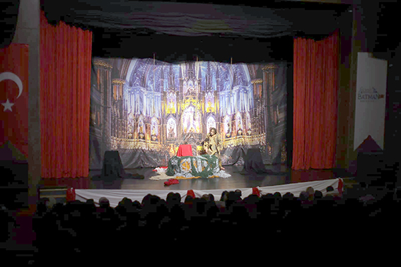 NOTRE DAME’IN KAMBURU SAHNELENDİ