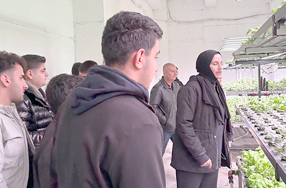 ÖĞRENCİLER AKILLI SERA TESİSİNİ GEZDİ
