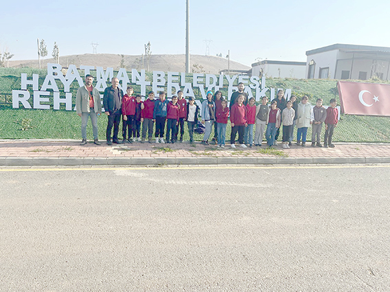 ÖĞRENCİLER HAYVAN SEVGİSİNİ YERİNDE ÖĞRENDİ