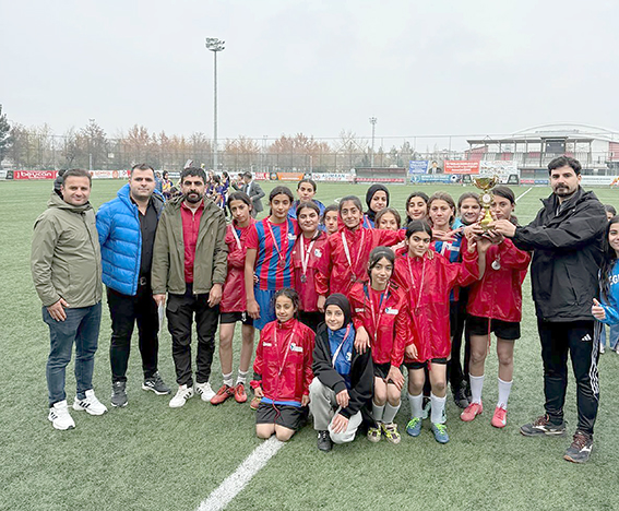 TOKİ KAZIM KARABEKİR ORTAOKULU YILDIZ KIZLAR FUTBOLDA ZİRVEDE