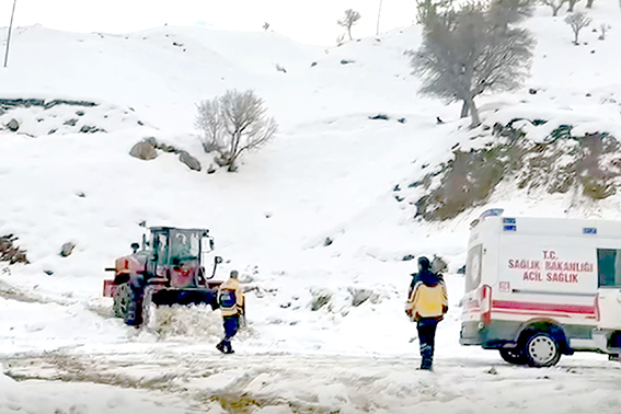 6 SAAT SÜREN YOL AÇMA ÇALIŞMASI HAYAT KURTARDI