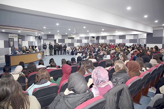 BAYAN CANALP, KIZ ÖĞRENCİLERLE TECRÜBELERİNİ PAYLAŞTI