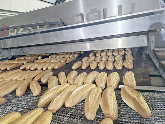 BELEDİYE GÜNDE 40 BİN EKMEK DAĞITIYOR