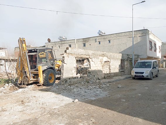 BELEDİYE’DEN METRUK BİNA YIKIMI