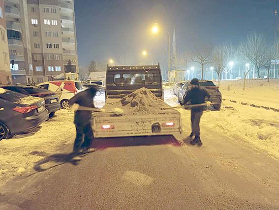 BELEDİYE’NİN KIŞ MESAİSİ ARALIKSIZ SÜRÜYOR