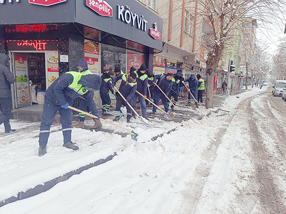 BUZLANMAYA KARŞI KALDIRIMLAR TEMİZLENİYOR