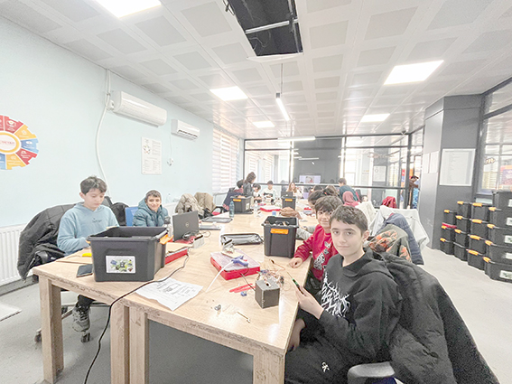 DENEYAP ATÖLYESİNDE GELECEĞİN MUCİTLERİ YETİŞİYOR