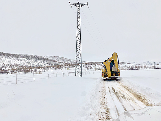 İLÇELERDE KARLA MÜCADELE ÇALIŞMALARI ARALIKSIZ SÜRÜYOR