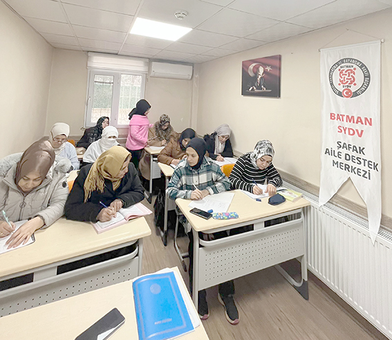 KADINLAR OKUMA-YAZMAYLA YENİ BİR HAYATA ADIM ATIYOR