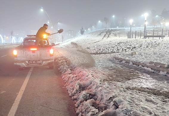 KAR TEMİZLEME VE TOPLAMA ÇALIŞMALARI DEVAM EDİYOR