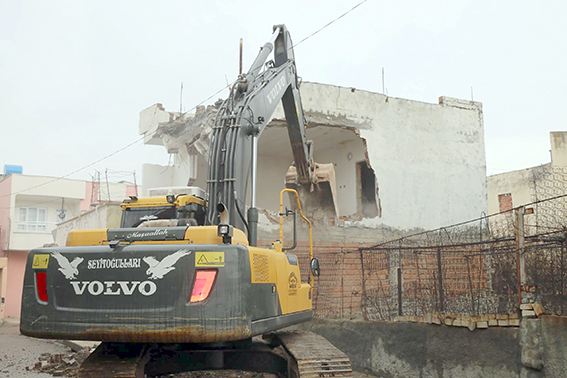KENT GÜVENLİĞİ İÇİN METRUK BİNALAR YIKILDI