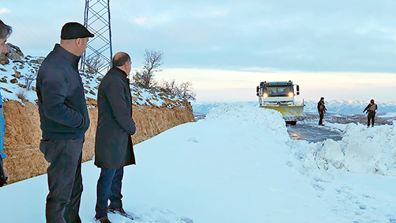 KIŞLAK KÖYÜ YOLUNDA KARLA MÜCADELE EKİPLERİNE ZİYARET