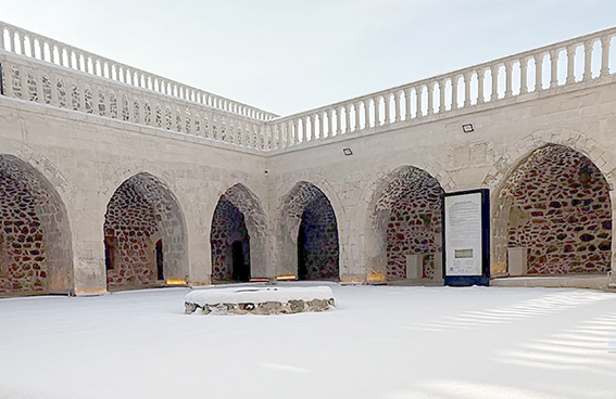 MOR KURYAKOS MANASTIRI KAR ALTINDA BÜYÜLEYİCİ BİR GÖRÜNÜM KAZANDI