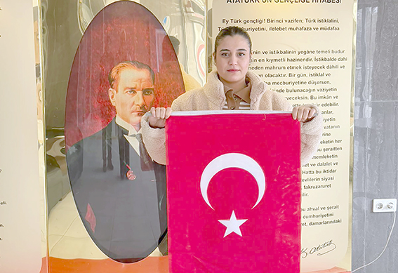 ÖĞRENCİLERDEN BAYRAK SEVGİSİ!