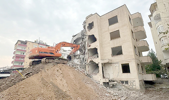 4 MAHALLEDE 7 RİSKLİ YAPI YIKILDI