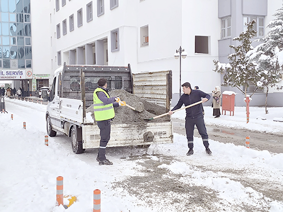 YOĞUN KAR YAĞIŞI EKİPLERİ DURDURAMADI