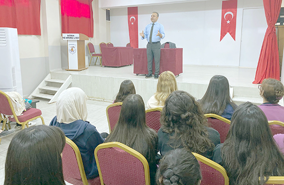 AKADEMİSYEN-ÖĞRENCİ BULUŞMALARI PROJESİ ÖĞRENCİLERLE BÜYÜYOR