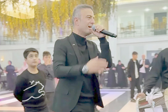 BATMANLI SANATÇI FATİH YILDIZ’DAN SAHNE REKORU