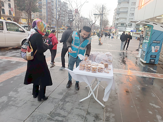 BELEDİYE’DEN BERAT KANDİLİNE ÖZEL SİMİT İKRAMI