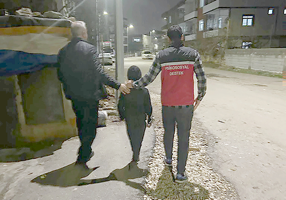 ÇOCUKLAR GÜVENDE EKİBİ SOKAKLARI TARIYOR