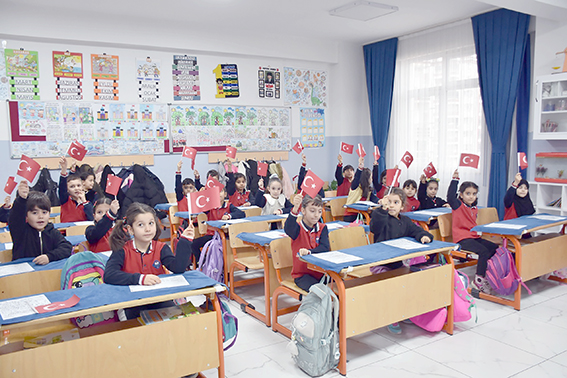 EĞİTİMDE İKİNCİ DÖNEM BAYRAK SEVGİSİ DERSİYLE BAŞLADI