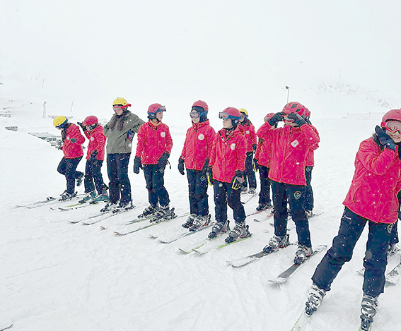 GENÇLER HAKKÂRİ’DE KAYAK KEYFİYLE DOLU UNUTULMAZ BİR KAMP YAŞADI