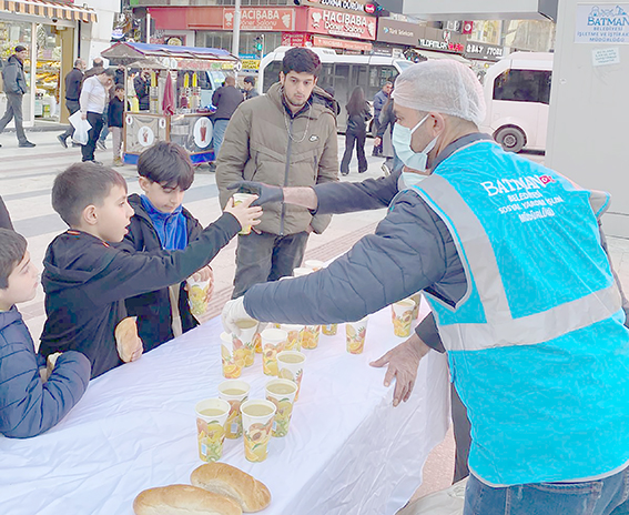 BELEDİYEDEN İFTARA GEÇ KALANLAR İÇİN ÇORBA İKRAMI