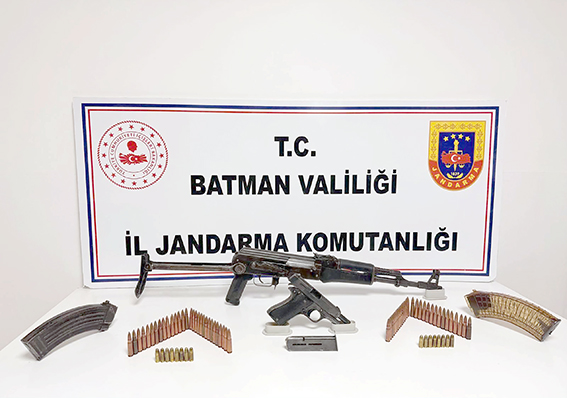 ÇOK SAYIDA KAÇAK ÜRÜN VE SİLAH ELE GEÇİRİLDİ